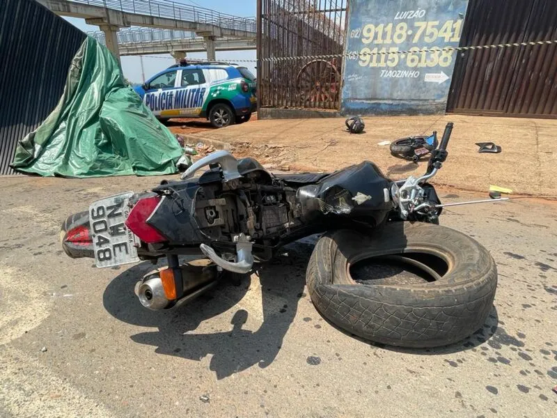 Imagem ilustrativa da imagem Acidente entre moto e caminhão no Parque Santa Rita deixa vítimas fatais