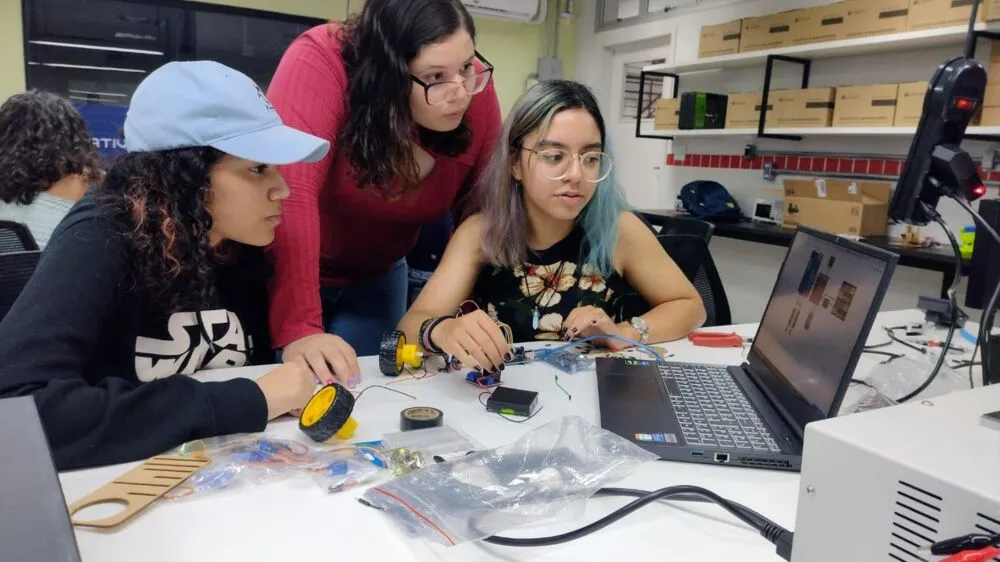 Mulheres são 90% dos alunos em turma em robótica de Escola do Futuro do Estado de Goiás (EFG)