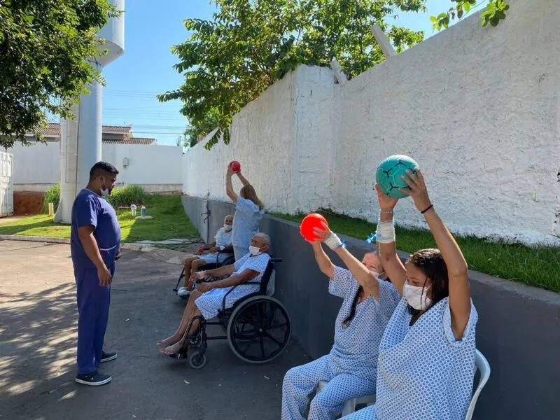 Imagem ilustrativa da imagem Pacientes da UTI do Hospital de São Luís de Montes Belos fazem fisioterapia ao ar livre