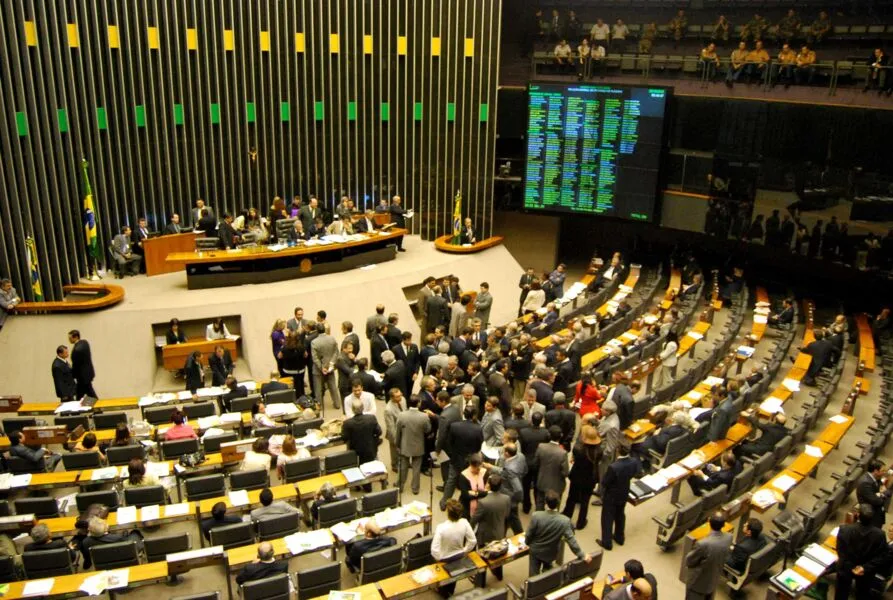 Plenário da Câmara Federa: manobras para manter privilégios aos parlamentares