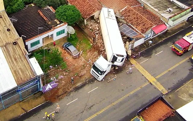 Imagem ilustrativa da imagem Caminhão desgovernado invade casas em Bela Vista de Goiás