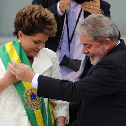 Imagem ilustrativa da imagem Em frente ao Planalto, apoiadores de Lula pedem: 'Dilma passa a faixa'