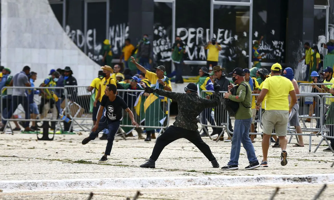 Imagem ilustrativa da imagem Manifestantes invadem Congresso, Planalto e STF