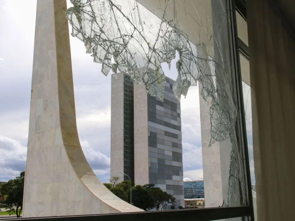 Imagem ilustrativa da imagem Prejuízo de ato terrorista ultrapassa R$ 3 milhões, em Brasília
