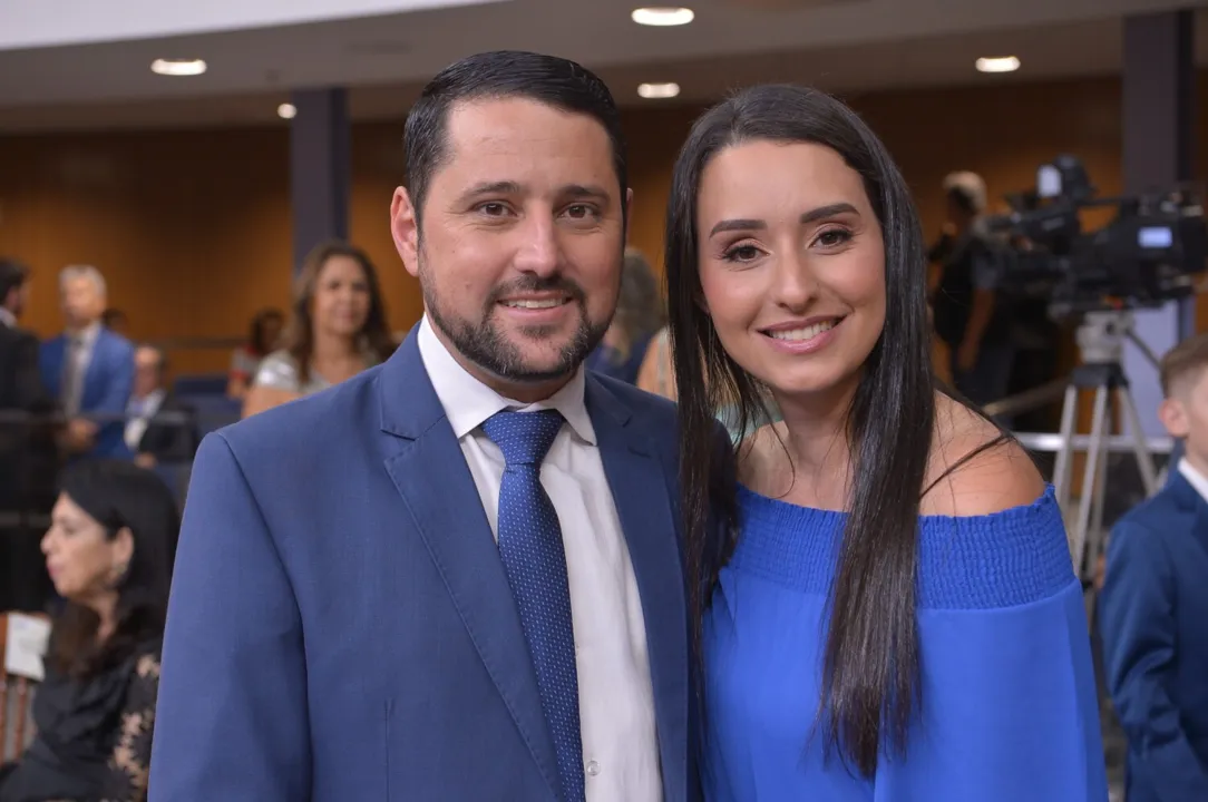 André do Premium e esposa Jéssica no plenário da ALEGO. | Foto: Sérgio Rocha