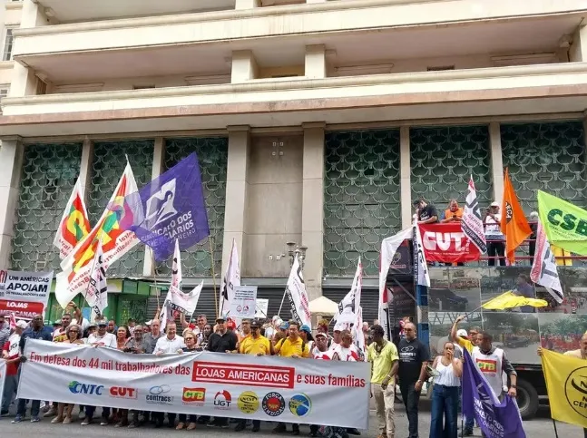 Sindicatos e funcionários das Americanas protestam em frente à empresa no Rio — Foto: Caio Sartori/Valor