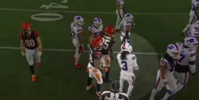 Imagem ilustrativa da imagem Jogador da NFL tem parada cardíaca em campo após choque
