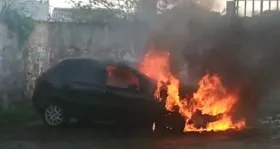 Imagem ilustrativa da imagem Carro pega fogo e motorista sai ileso