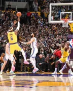 Imagem ilustrativa da imagem LeBron recebe homenagem, mas desfalca Lakers em derrota na NBA