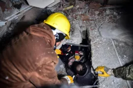 Imagem ilustrativa da imagem Uma semana após terremoto equipes resgatam sobreviventes na Turquia
