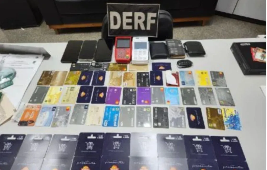 Dupla é presa apos furto de mais de 60 cartões em agência bancárias.