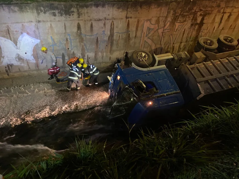 Imagem ilustrativa da imagem Motorista fica ferido após caminhão cair em rio da Marginal Botafogo