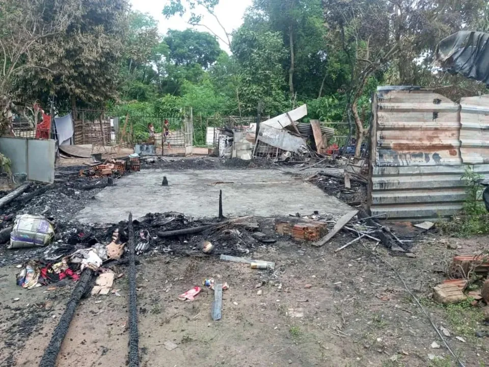 Imagem ilustrativa da imagem Casa fica destruída após ser atingida por fogo