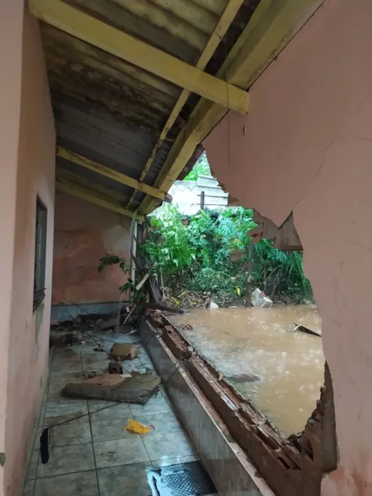 Imagem ilustrativa da imagem Chuva destrói casa em Goiânia