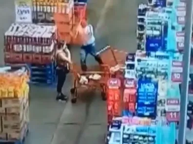 Imagem ilustrativa da imagem Vídeo mostra quando homem joga carrinho de compras em mulher