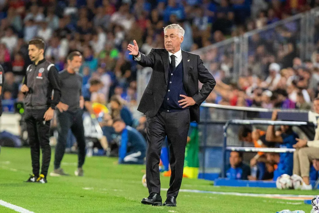 Cara de mau: treinador dá instruções à beira do gramado em partida do Real Madrid - Foto: Instagram/ Carlo Ancelotti