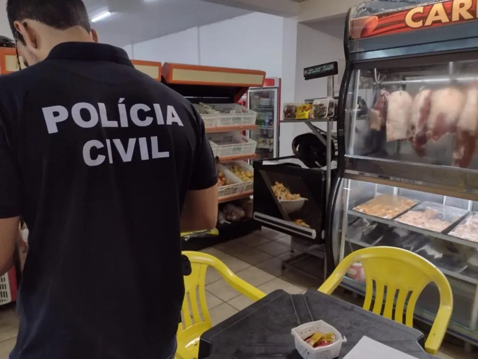 Operação Olho Vivo, da Polícia Civil em conjunto com a Vigilância Sanitária apreende alimentos vencidos, em Goiânia. Foto/reprodução: Polícia Civil