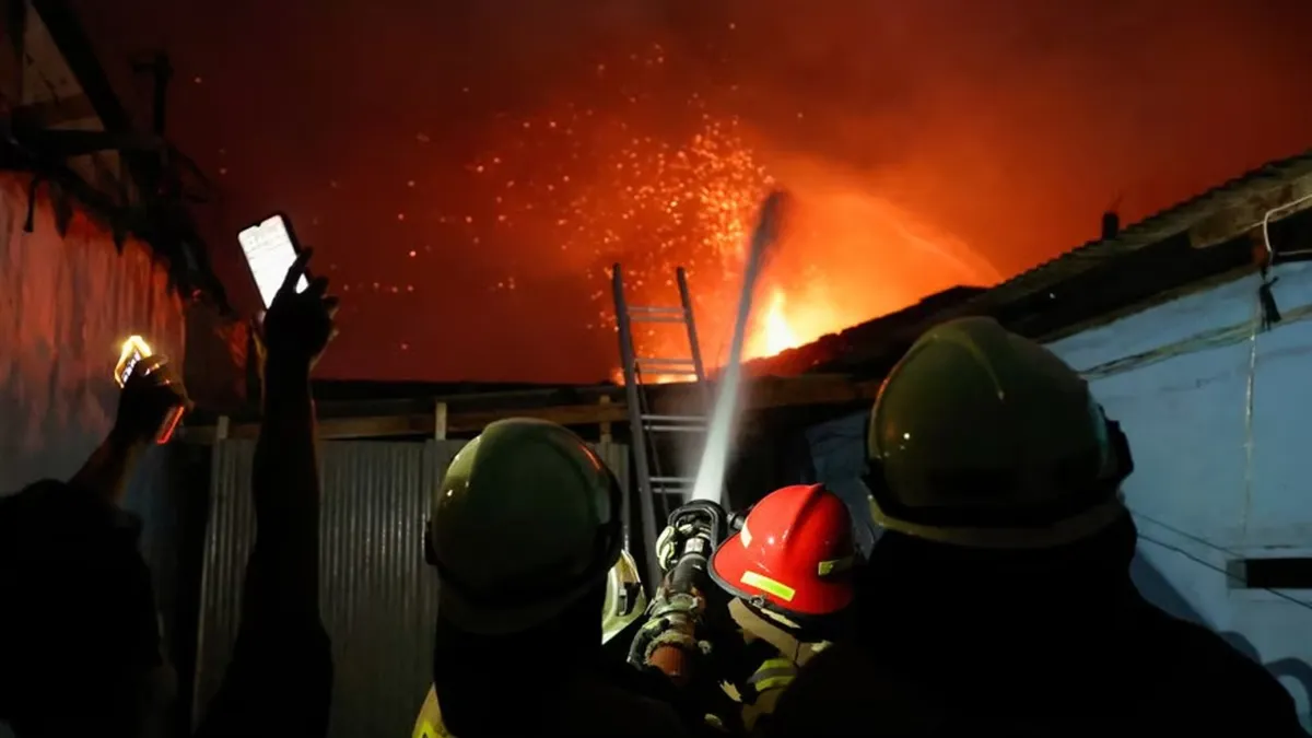 Foram enviadas cerca de 51 unidades do quartel de bombeiros de Jacarta para controlar as chamas. Foto/reprodução: Willy Kurniawan/Reuters