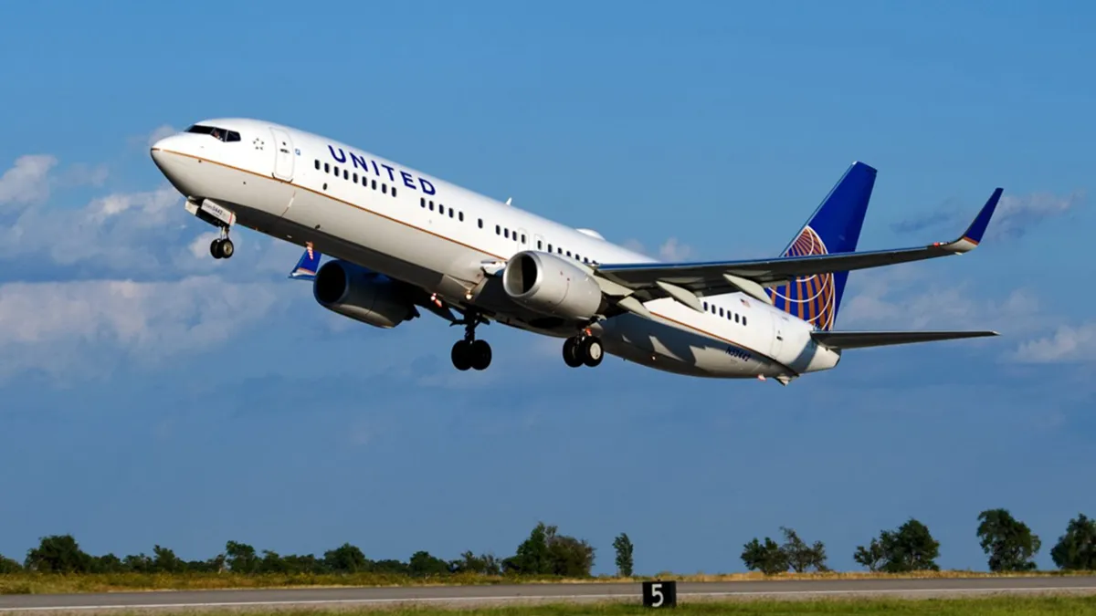 O homem disse à polícia que tentou abrir a porta de emergência porque “teve a ideia” de pular do avião. Foto/reprodução: United Airlines