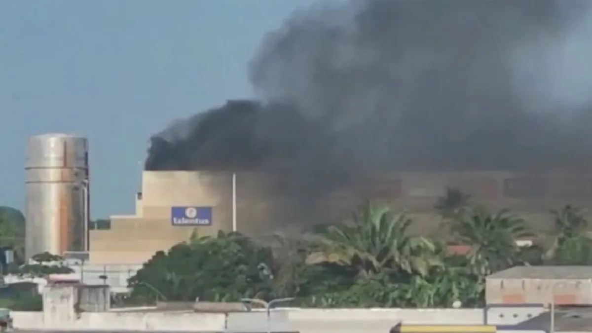 O incêndio começou por volta das 16h, no terceiro pavimento do shopping. Foto/reprodução: TV Globo