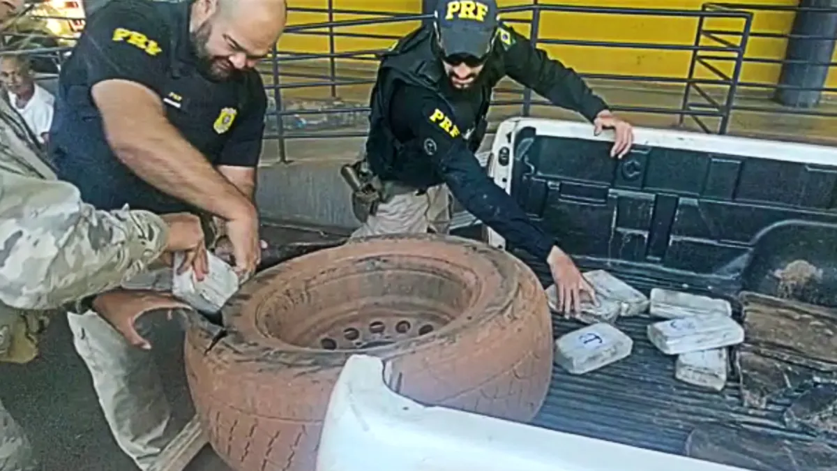 droga estava escondida no banco traseiro e no pneu de estepe de uma caminhonete. Foto/reprodução: PRF.