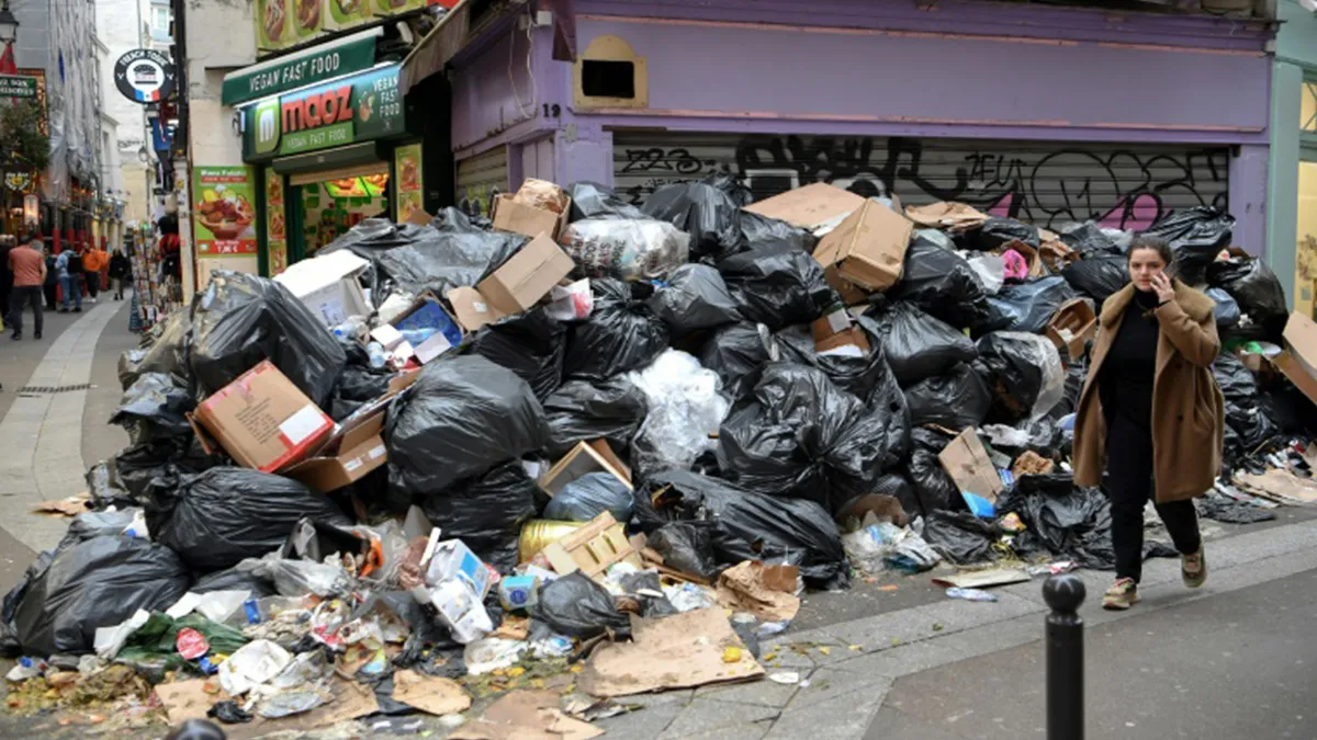 A greve foi iniciada há 12 dias pelos funcionários municipais do serviço de coleta de lixo. Foto/reprodução: AFP