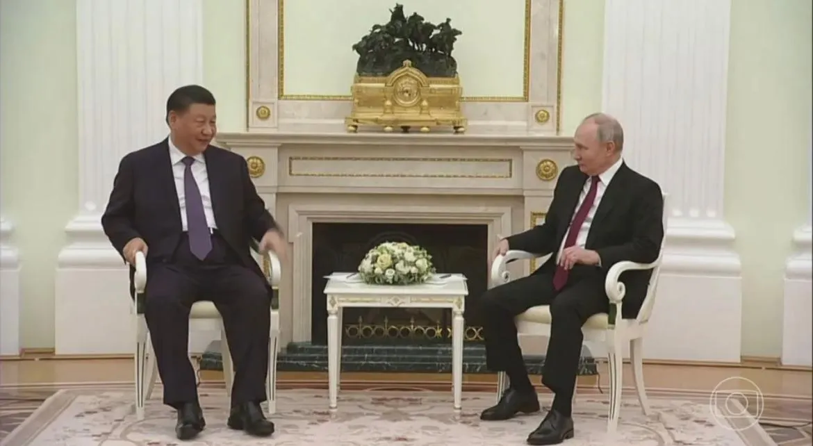 Em Moscou, Xi Jinping chama China e Rússia de 'sócios estratégicos' e convida Putin para Pequim.
