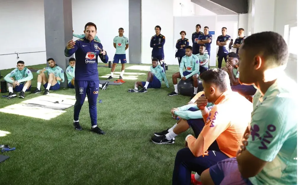 Técnico Ramon Menezes conversa com jogadores da seleção brasileira.