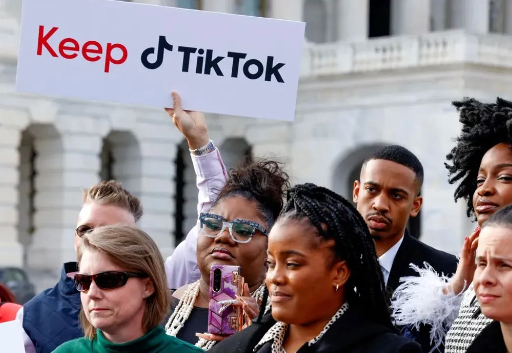 Criadores de conteúdo protestam contra possível banimento do TikTok nos EUA.