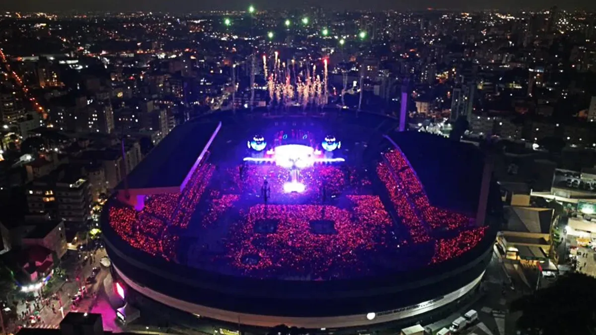 Show do Coldplay visto do alto em estádio, em Curitiba. Foto/reprodução: Daniel Castellano