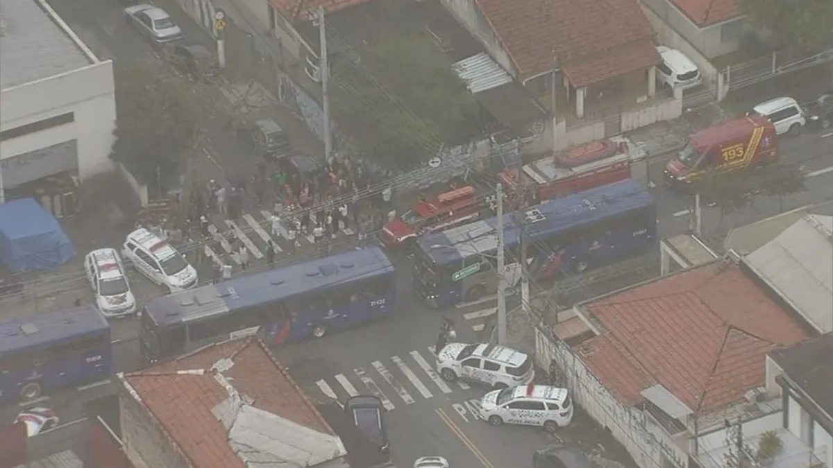 As vítimas foram esfaqueadas dentro da Escola Estadual. Foto/reprodução: Tv Globo
