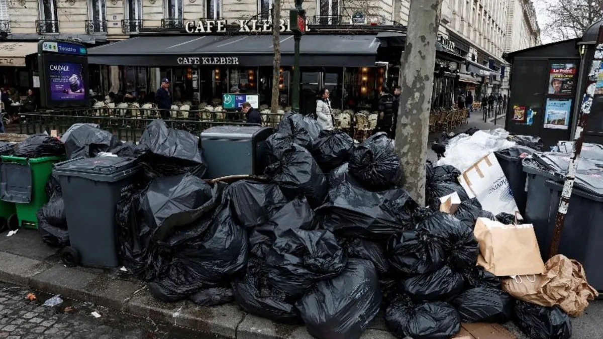 Lixos acumulados nas ruas de Paris após greve de garis. Foto/reprodução: Benoit / Reuters