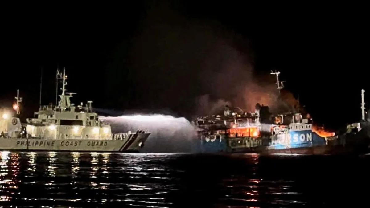 A Guarda Costeira ajudou no combate do incêndio. Foto/reprodução: Reuters