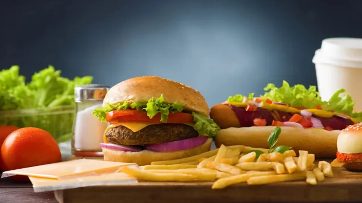 O fast-food possui alto teor de gorduras saturadas, trans e alto nível de sódio e açúcar. Foto/reprodução: Depositphotos