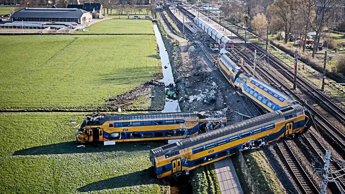O trem descarrilou depois de ter colidido com material de construção que estava nos trilhos na linha entre Haia e Amsterdã. Foto/reprodução: ANP/AFP