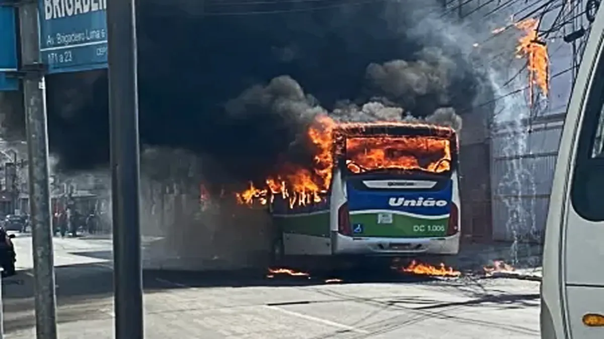 Ônibus em chamas, após homem atear fogo. Foto/reprodução: Twitter