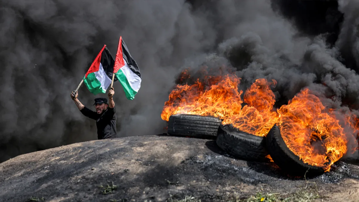 Pedras foram atiradas e fogos de artifício disparados dentro da mesquita contra as forças policiais. Foto/reprodução: AFP