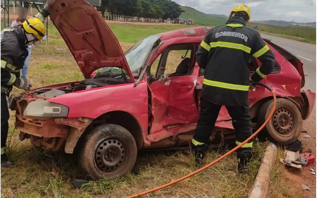 Carro que se envolveu em acidente com um morto e três feridos na GO-118, em Goiás.