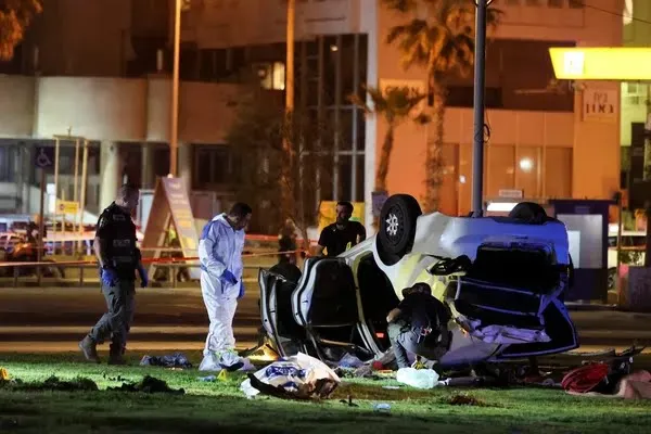 Carro capotado após ter atropelado pessoas em atentado terrorista em Tel Aviv, Israel. Foto/reprodução: Reuters