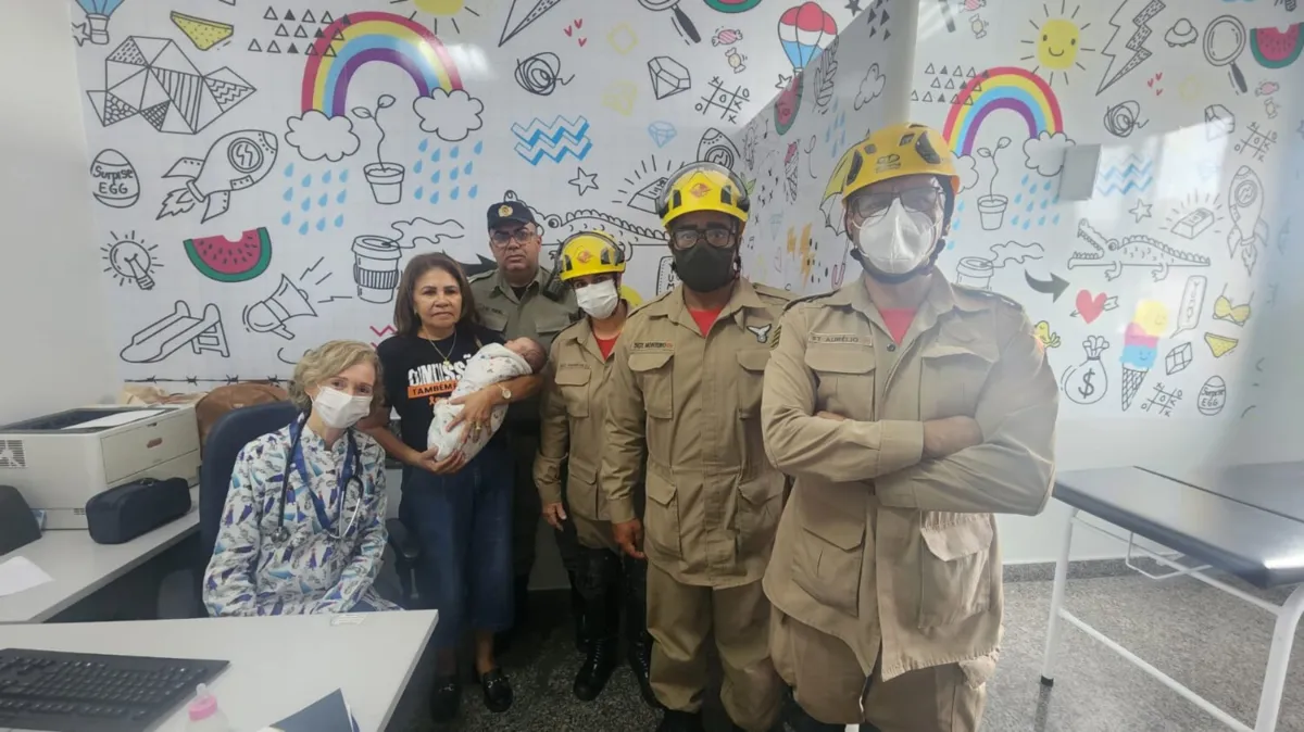 Equipes do CBMGO ao lado do bebê que foi resgatado. Foto/reprodução: Corpo de Bombeiros
