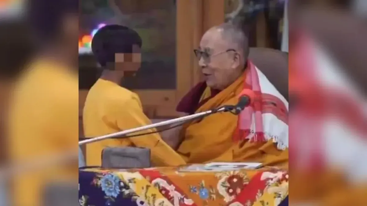 Instantes antes de Dalai Lama beijar criança. Foto/reprodução: redes sociais