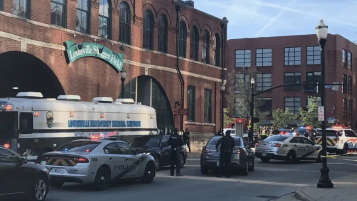 Polícia no local do atentado em Louisville, nos Estados Unidos. Foto/reprodução: Reuters
