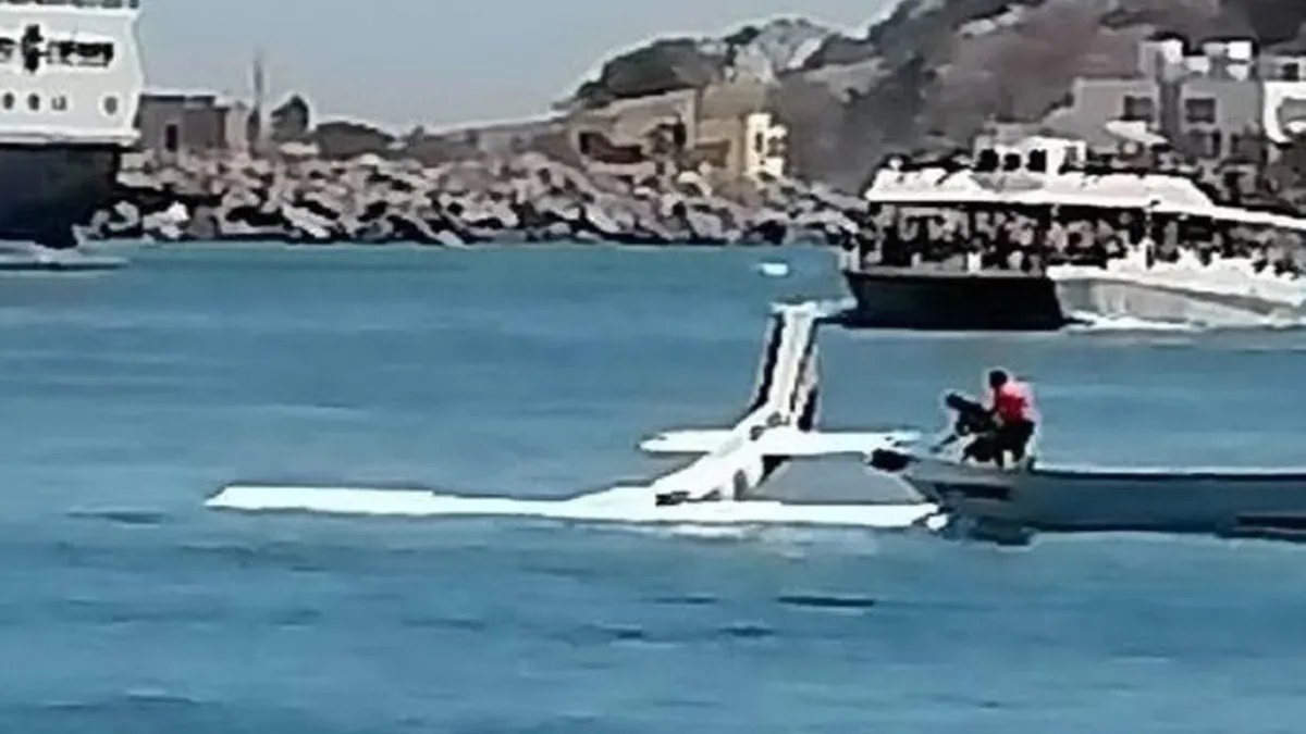 Aeronave no mar após acidente. Foto/reprodução: redes sociais