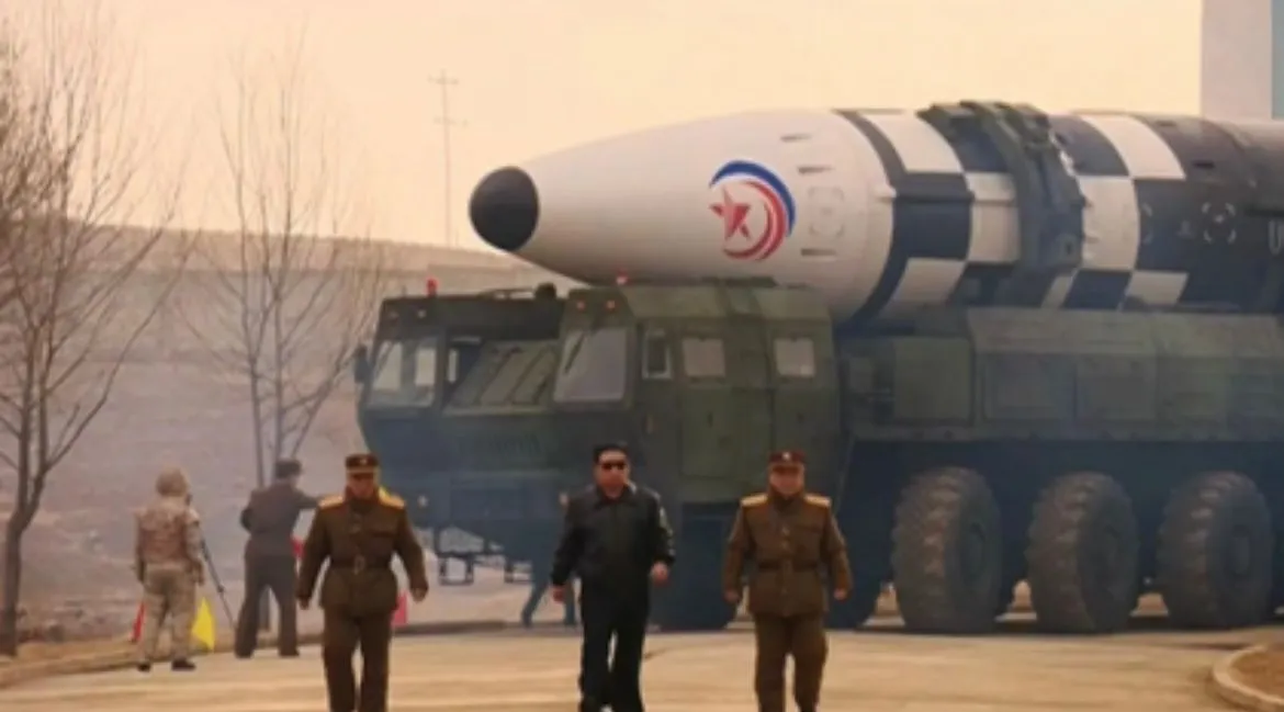 O líder norte-coreano Kim Jong-un passando por um ICBM.