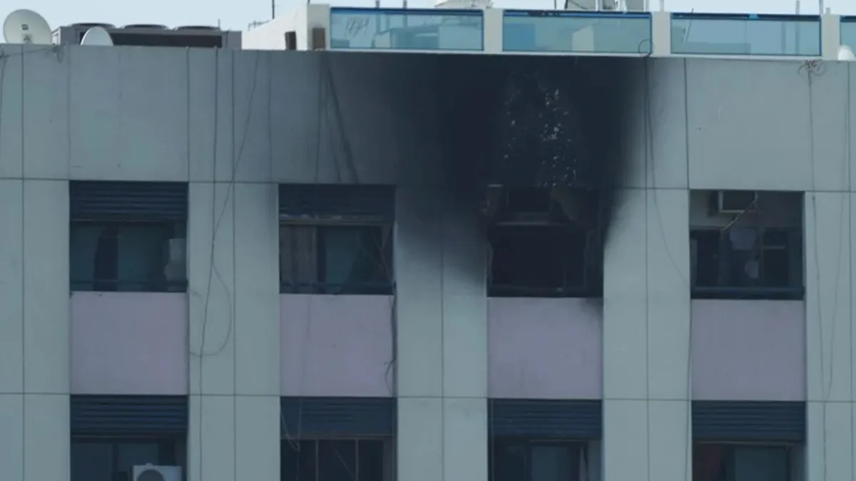 Ainda nesse domingo (16), marcas de carvão podiam ser vistas nos últimos andares do prédio. Foto/reprodução: AP