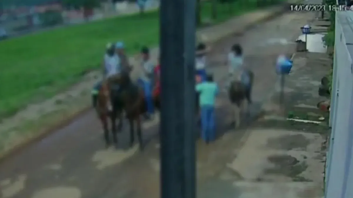 Momento em que a jovem é convidada para andar a cavalo pelos suspeitos. Foto/reprodução: Polícia Civil