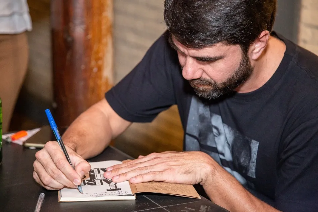 Pablo Mathias em noite de autógrafos, na última quinta-feira, 13, no Lowbrow - Foto: Ângela Macário/ Negalilu/ Instagram