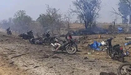 Mídia local e entidades anti-junta divulgam imagens da destruição na vila atacada em Mianmar.