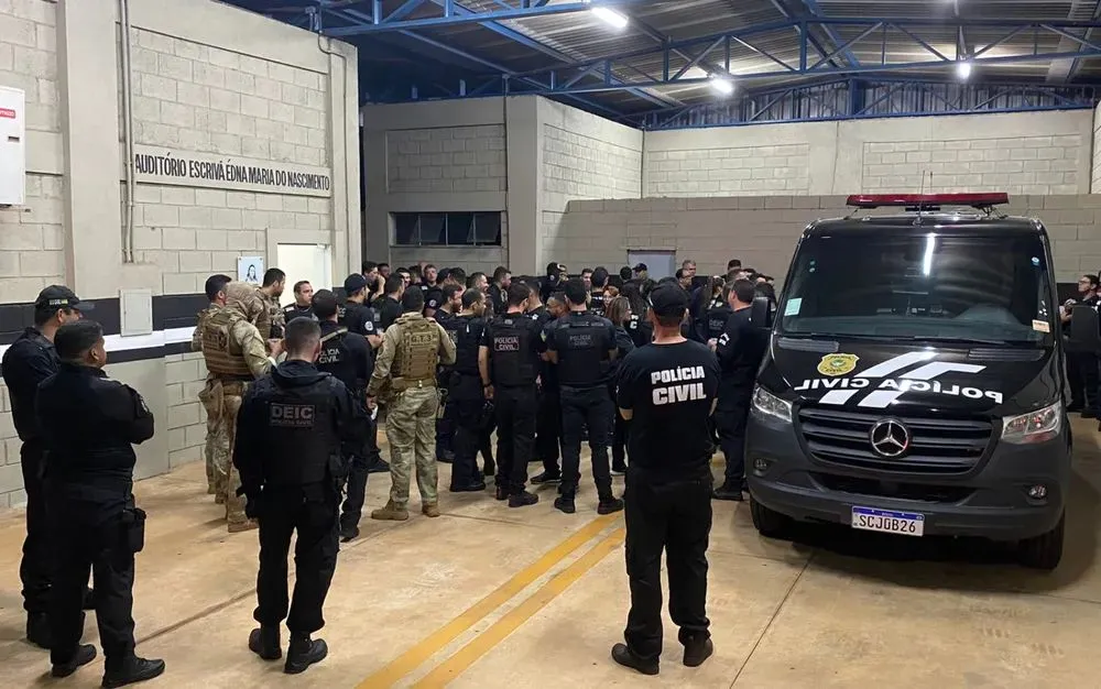 Policiais civis cumprem mandados em grande operação da Deic, em Goiânia, Goiás.