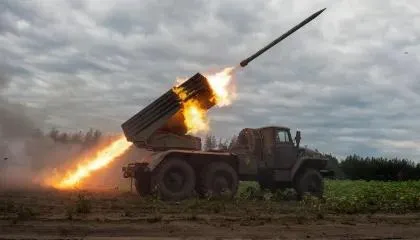 Militares ucranianos disparam míssil na região de Kharkiv.